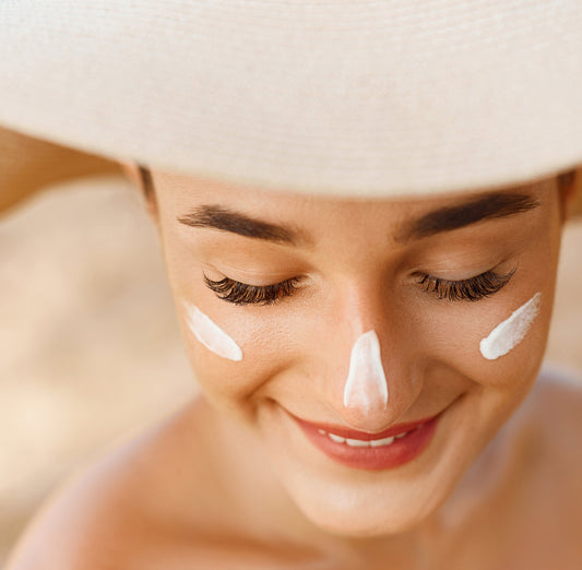 Crèmes solaires : le soleil oui, mais sans risque pour ta peau et la planète. - GreenBerry